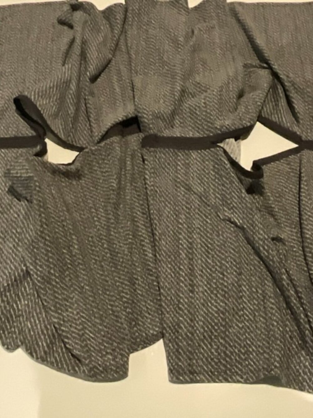 Lululemon Women’s Gray Textured Wrap Scarf w/Snap Closure, Modern Minimal, New - Picture 3 of 7